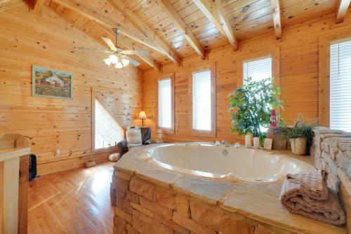 Φωτογραφία από το άλμπουμ του Romantic Cabin with Hot Tub in Pigeon Forge! σε Pigeon Forge