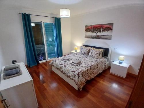 una camera da letto con un letto e una grande finestra di Al-Solares a Santa Cruz