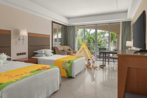 Postel nebo postele na pokoji v ubytování Sheraton Haikou Hotel