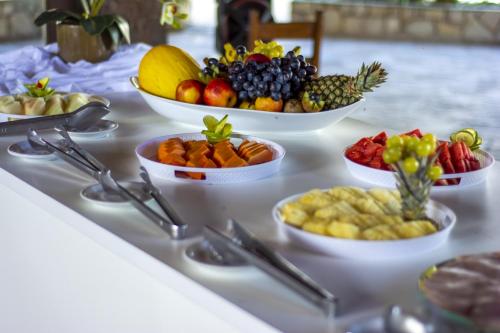 een tafel met kommen groenten en fruit bij Amoaras Resort in Maria Farinha