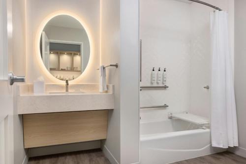 Ένα μπάνιο στο TownePlace Suites by Marriott Mankato