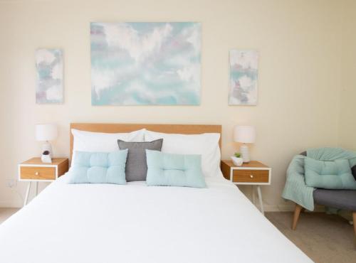 Postel nebo postele na pokoji v ubytování Generous 2-Bed Townhouse With A Private Balcony