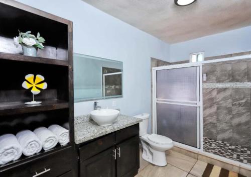 Ένα μπάνιο στο Casa Margarita Pool, Billiards Just Steps from the Beach