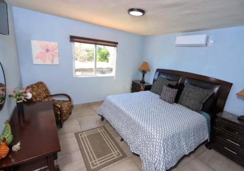 Ένα ή περισσότερα κρεβάτια σε δωμάτιο στο Casa Margarita Pool, Billiards Just Steps from the Beach