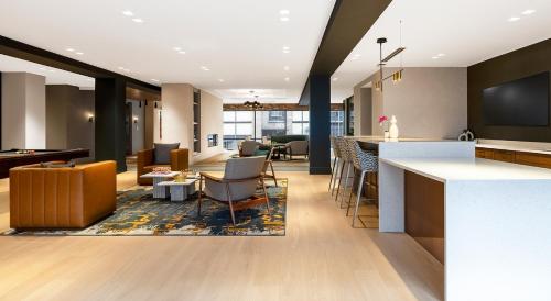 een open woonkamer met een bar en een woonkamer bij express housing in Philadelphia