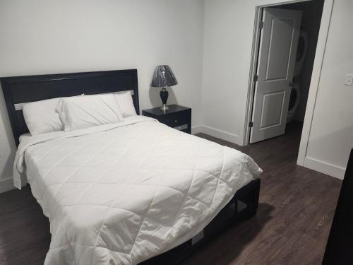 een slaapkamer met een groot bed en een wit dekbed bij express housing in Philadelphia