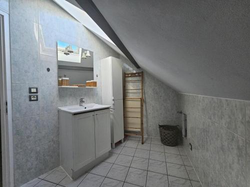 ein Badezimmer mit einem weißen Waschbecken und einem Waschbecken in der Unterkunft Charming 3-room apartment in Thionville