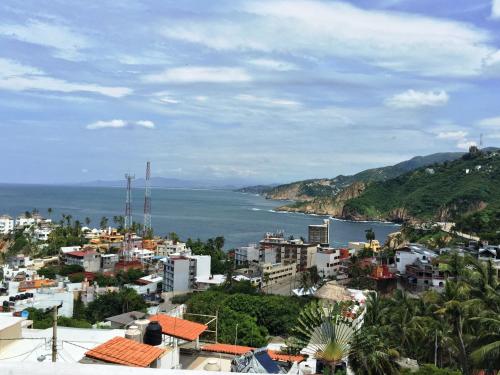 a view of a city and the ocean at Villa Guitarron gran terraza vista espectacular 6 huespedes piscina gigante in Acapulco