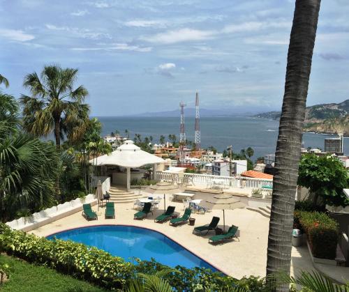 a view of a pool and the ocean from a resort at Villa Guitarron gran terraza vista espectacular 6 huespedes piscina gigante in Acapulco