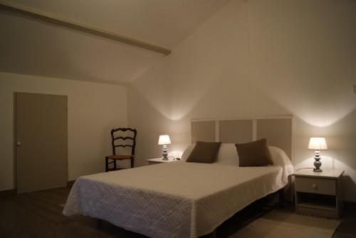 Serreslous-et-ArribansにあるMaison jeanbordeのベッドルーム1室(ベッド1台、テーブル2台、椅子付)