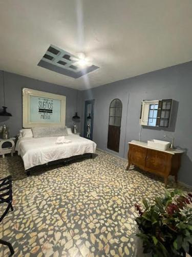 a bedroom with a bed and a sink at apartamento Ileana in Bandita