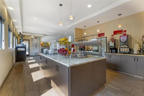 Kuchyň nebo kuchyňský kout v ubytování Best Western Plus Anaheim Inn