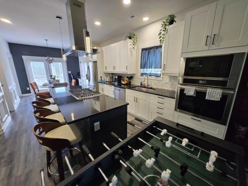 een keuken met een eiland en een aanrecht bij FlexNestLLC in Indianapolis