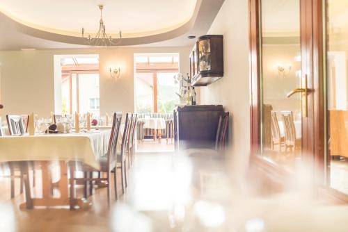 uma sala de jantar com mesa e cadeiras em Willa Brygida Spa em Kudowa-Zdrój