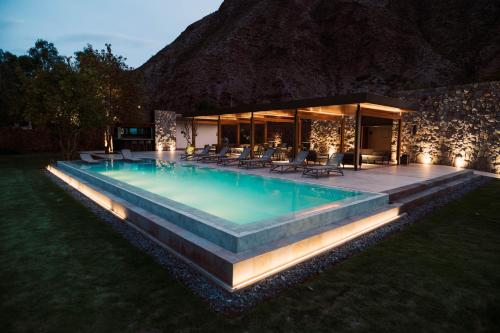 een zwembad met verlichting voor een huis bij Hotel La Casona De Yucay Valle Sagrado in Urubamba