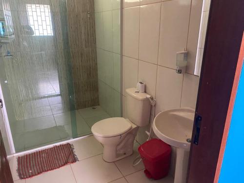 ein Badezimmer mit Toilette, Dusche und Waschbecken in der Unterkunft Casa Confortavel em balneario Alter do Chão Santarem Pará in Santarém