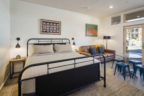 een slaapkamer met een bed en een woonkamer bij Hideaway in the Heart of Downtown Moab in Moab