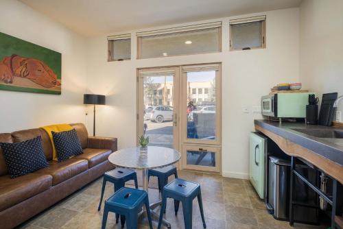 een woonkamer met een bank en een tafel bij Hideaway in the Heart of Downtown Moab in Moab