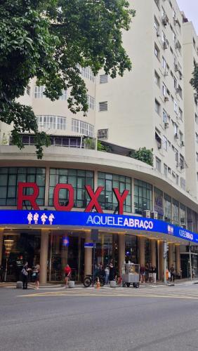 un edificio con un letrero rojo y azul. en Cafofo Nice, en Río de Janeiro