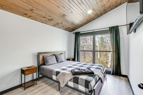 ein Schlafzimmer mit einem Bett und einem Fenster in der Unterkunft Chène Cottage Near Burr Oak Lake and Trailheads! in Bishopville