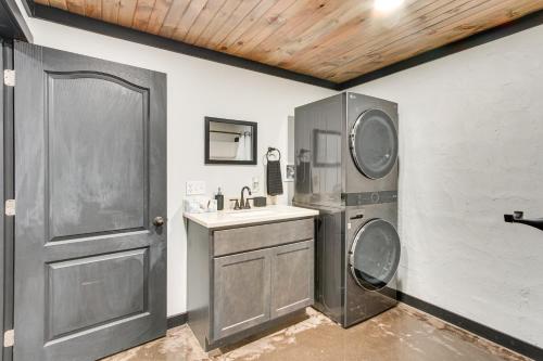 ein Badezimmer mit Waschbecken und Waschmaschine in der Unterkunft Chène Cottage Near Burr Oak Lake and Trailheads! in Bishopville
