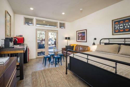 een slaapkamer met een bed en een bureau bij Downtown Hideaway in the Heart of Moab in Moab