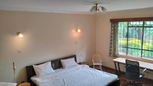 Ένα ή περισσότερα κρεβάτια σε δωμάτιο στο BnB chez Joep - Larger Guestroom Garden View - 8 min from UN