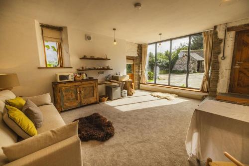 KellyにあるThe Shipponのソファと大きな窓のあるリビングルーム