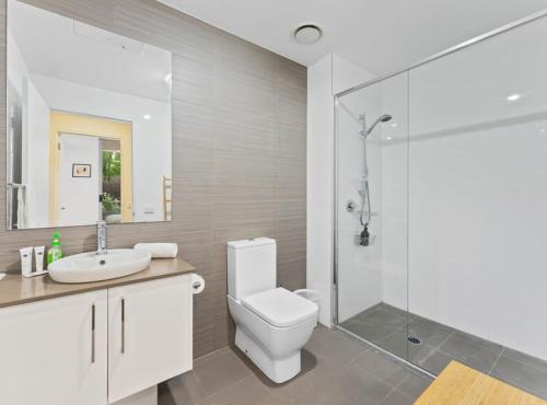 een badkamer met toilet, wastafel en douche bij Tranquil 1-Bed Apartment with Courtyard, Pool, BBQ in Phillip