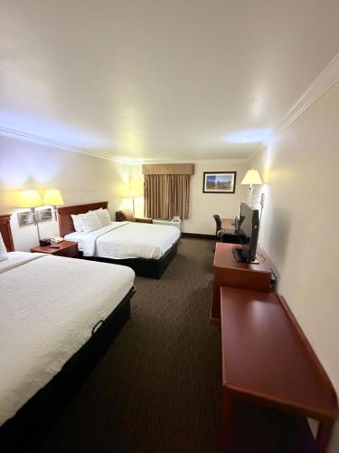 En eller flere senge i et værelse på Sunflower Inn & Suites