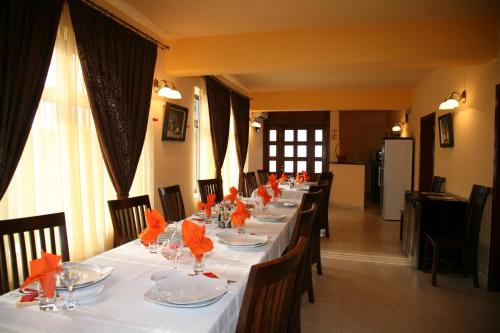 uma mesa longa com pratos e copos em Vila Delta Travel - Mila 23 em Mila Douăzeci şi Trei