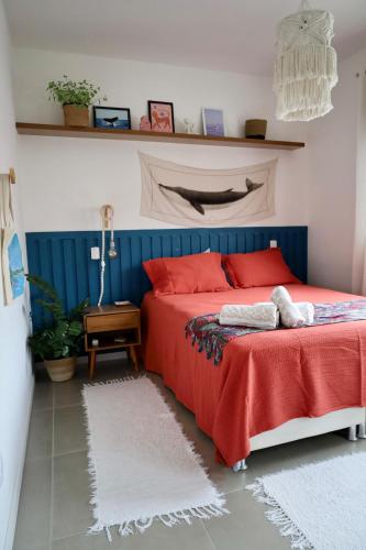 - une chambre avec un lit rouge et bleu dans l'établissement Apartamento Mar Doce Lar, à Florianópolis