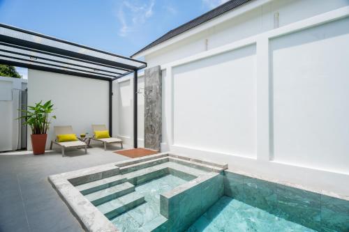 Bazén v ubytování Villa Asteria Krabi - Luxury 3 Bedroom Pool Retreat in Ao Nang nebo v jeho okolí