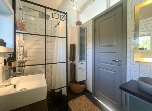 Et badeværelse på Holiday Home With Pool Between Beach And Forest