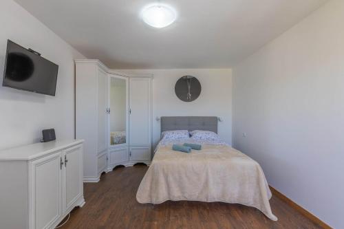 Giường trong phòng chung tại Seafront Apartment Sanja - Happy Rentals