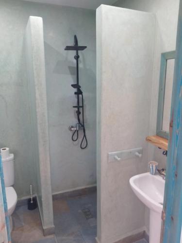 a bathroom with a religious cross on the wall at Appartement LE SABLE Uniquement les familles in Oualidia