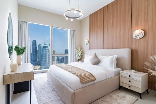 um quarto com uma cama grande e uma janela grande em Luxury Grande 48 with Burj Khalifa & Fountain Views no Dubai