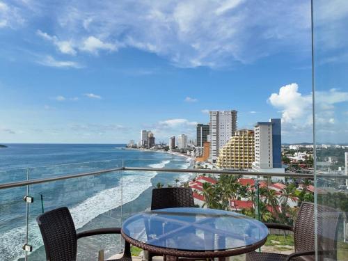 a balcony with a table and chairs and the ocean at De lujo a pie de playa con vista directa al mar in Isla Venados
