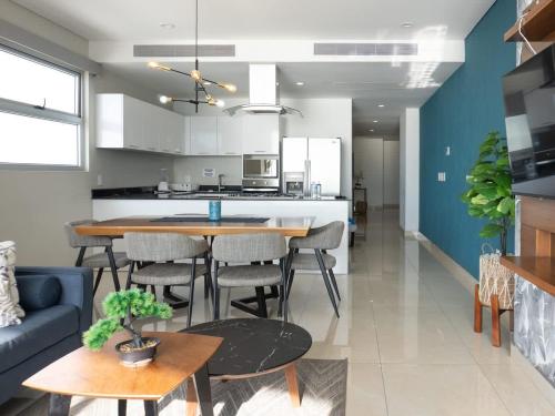 a kitchen and living room with a table and chairs at De lujo a pie de playa con vista directa al mar in Isla Venados