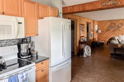 Nhà bếp/bếp nhỏ tại Lakefront Hot Tub, Firepit, Kayaks Private Dock