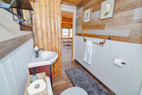 Ένα μπάνιο στο Riverfront Sauna, Fireplace, Firepit & Kayaks