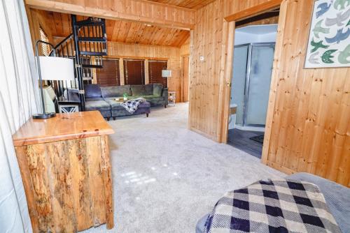 Ένα ή περισσότερα κρεβάτια σε δωμάτιο στο Riverfront Sauna, Fireplace, Firepit & Kayaks