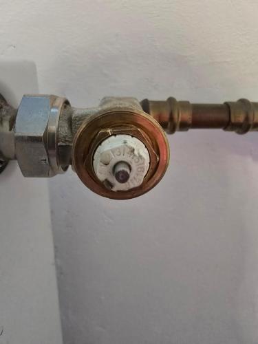 una boca de incendios al lado de una pared en Luxury Stay Hannover, en Hannover