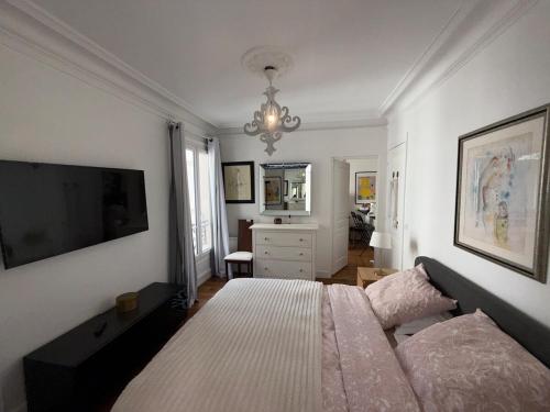 Ένα ή περισσότερα κρεβάτια σε δωμάτιο στο Yzy-Loc Paris Champs Élysées Porte Maillot