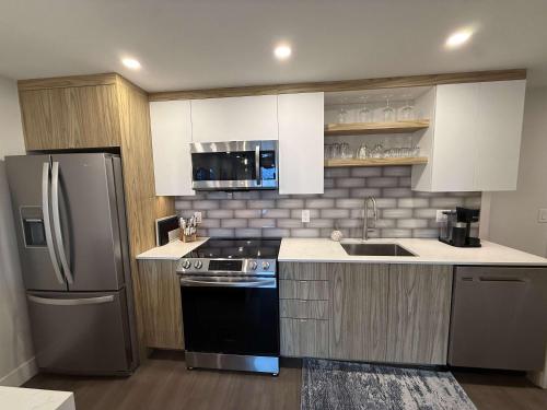 Kuchyň nebo kuchyňský kout v ubytování Bright 1 BR with waterview and 6 appliances