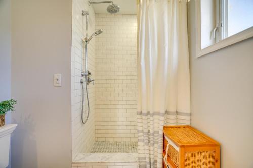 une salle de bain avec une douche avec un rideau de douche dans l'établissement Scanton Area Retreat Drive to Montage and Elk Mtn!, à Factoryville