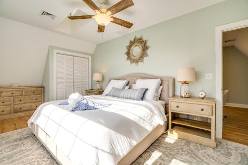 une chambre avec un lit blanc et un ventilateur de plafond dans l'établissement Scanton Area Retreat Drive to Montage and Elk Mtn!, à Factoryville