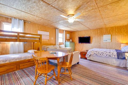 ein Schlafzimmer mit Tisch und Bett und Etagenbetten in der Unterkunft Hike, Ski and Golf Water-View Lake Winola Retreat! in Factoryville