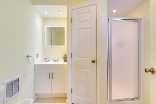 ein Badezimmer mit Dusche und Waschbecken in der Unterkunft Hike, Ski and Golf Water-View Lake Winola Retreat! in Factoryville