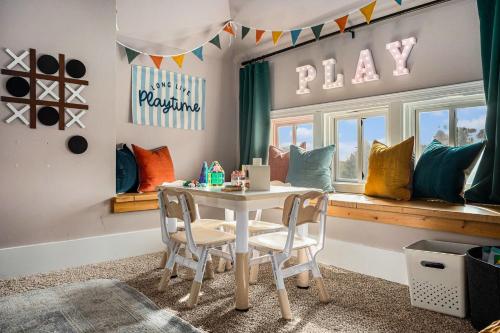 Posezení v ubytování Stunning Yard Wood-Fired Pizza Oven in Dundee